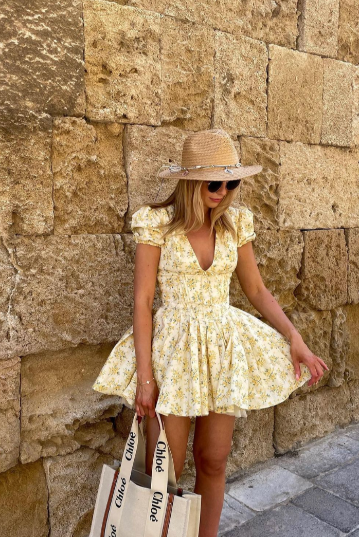 Damen Sommer Minikleid mit Rückenausschnitt und Volantrock