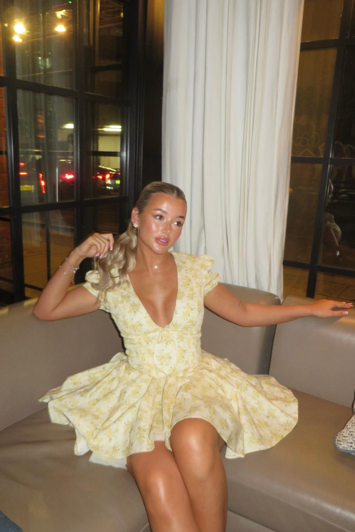 Damen Sommer Minikleid mit Rückenausschnitt und Volantrock