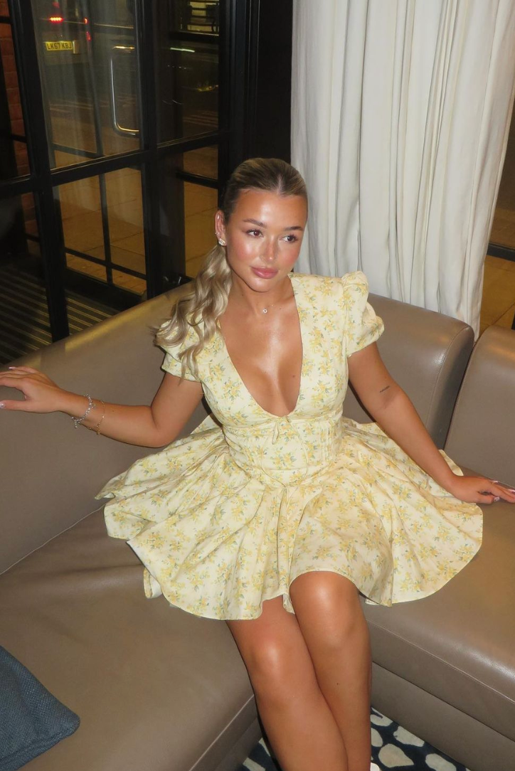 Damen Sommer Minikleid mit Rückenausschnitt und Volantrock