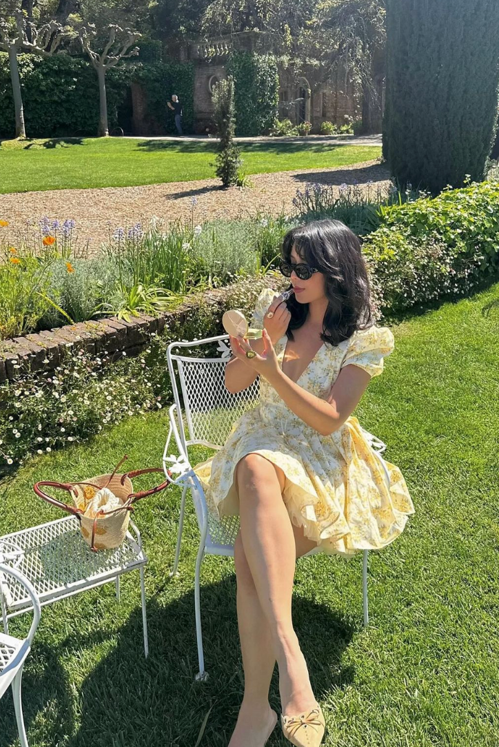 Damen Sommer Minikleid mit Rückenausschnitt und Volantrock