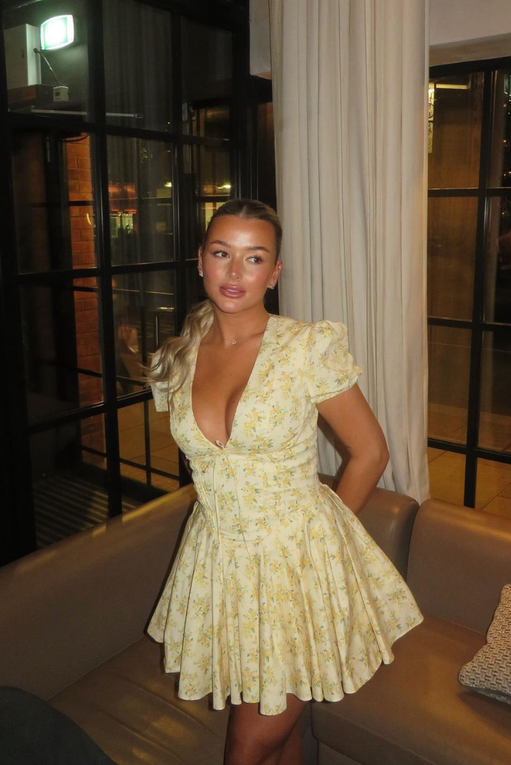 Damen Sommer Minikleid mit Rückenausschnitt und Volantrock